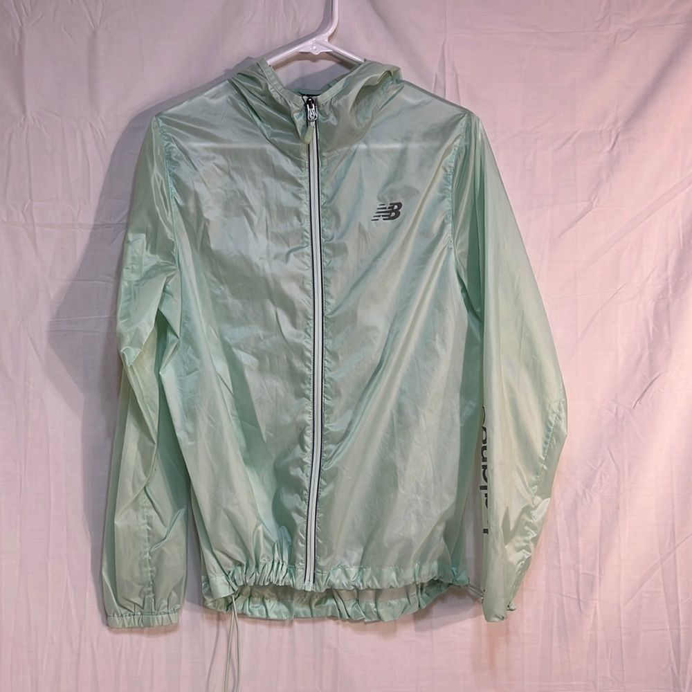 New balance women’s windbreaker SZ-medium